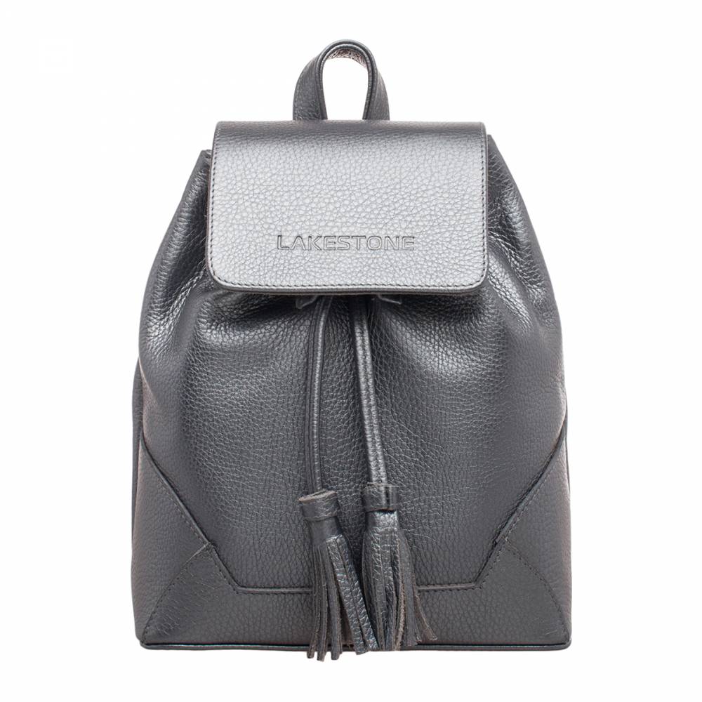 Небольшой женский рюкзак Clare Silver Grey Небольшой женский рюкзак Clare Silver Grey<p>Компактный рюкзак ультрамодного серебряного цвета. Этот аксессуар отлично дополнит любой образ, созданный его обладательницей. </p><p>Изделие пошито из качественной натуральной кожи, которая невероятно практична в эксплуатации. С таким изделием можно не переживать по поводу того, что каким-либо вещам не хватит места. В нем нет лишних перегородок, но есть дополнительные карманы открытого и закрытого типа. </p><p>Изделие очень удобно транспортировать за спиной, благодаря кожаным лямкам, которые регулируются по длине. Также можно переносить его в руке за небольшую ручку. Дно жесткое, что позволяет аксессуару держать форму. Внутреннее пространство надежно фиксируется на откидной магнитный клапан и стягивается кожаным шнурком с дизайнерскими кисточками на концах. Очень практичное и стильное изделие для представительниц прекрасной половины человечества.&nbsp;</p><br>