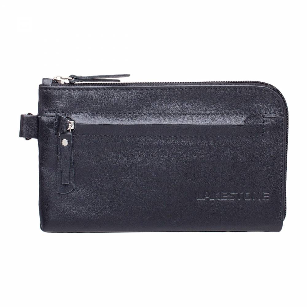 Клатч Hampton Black Клатч Hampton BlackОригинальный мужской клатч из натуральной кожи высшей пробы.
Изделие выполнено в классическом стиле, однако в нем прослеживаются свежие дизайнерские
идеи. Так, очень удачно была спрятана молния наружного кармана. Формы клатча
достаточно плавные, но это не лишает его солидности и мужественности. Внутреннее пространство досконально продумано. Есть место
для хранения визиток и банковских карт, имеется отсек для водительского
удостоверения и наличных средств. Без проблем внутрь клатча можно поместить
смартфон с экраном в 5,5 дюймов. Поэтому такой аксессуар вполне может заменить
небольшую деловую сумку, особенно в тех
случаях, когда нет необходимости иметь при себе бумаги или иные габаритные
вещи.<br>
